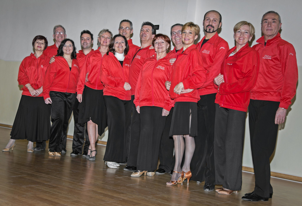 Gabusi Gruppo coppie con divisa dell'associazione